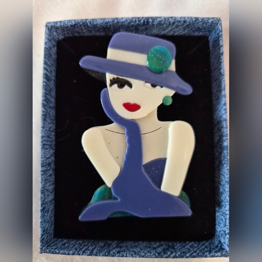Chic Art Deco Lady Brooch - Picture 4 of 8